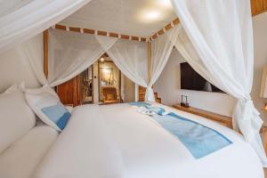 Postel nebo postele na pokoji v ubytování Yichun Jiuyu Xinzhi Light Luxury B&B