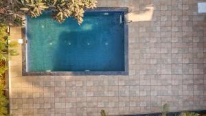- une piscine au-dessus d'un mur de briques dans l'établissement Alaya Stays Casa do Mar Heritage Portuguese 4 BHK Villa Near Calangute Beach With Private Pool, à Calangute 39 autres photos