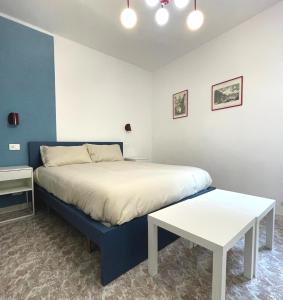 a bedroom with a bed and a table at Le Ville Tivoli - Vesta in Tivoli