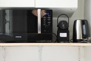 Príslušenstvo na prípravu kávy alebo čaju v ubytovaní Nice studio near Paris