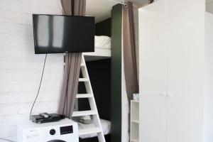 Televízia a/alebo spoločenská miestnosť v ubytovaní Nice studio near Paris