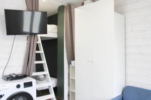 Televízia a/alebo spoločenská miestnosť v ubytovaní Nice studio near Paris