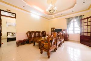 a dining room with a table and chairs and a chandelier at Đoàn An điều dưỡng 198 in Khu Chi Lăng