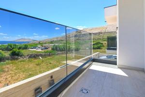 Cette maison en verre offre une vue sur l'océan. dans l'établissement Lara, à Metajna