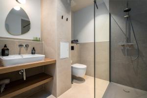 Bilik mandi di Waldvilla mit Tiny House im Küstenwald +46 gambar