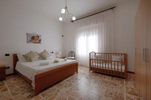 En eller flere senge i et værelse på Sguardi Teuladesi by Teuladaapartments