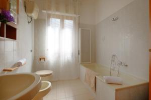 Et badeværelse på Sguardi Teuladesi by Teuladaapartments + 6 billeder