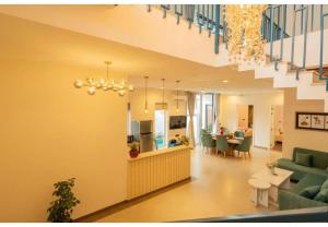 soggiorno e sala da pranzo con lampadario pendente di TelferkStays 4BHK Luxurious Villa ad Anjuna