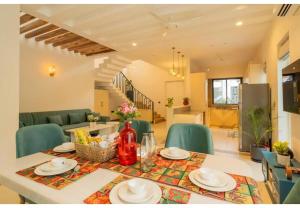 una sala da pranzo con tavolo e sedie e una stanza di TelferkStays 4BHK Luxurious Villa ad Anjuna
