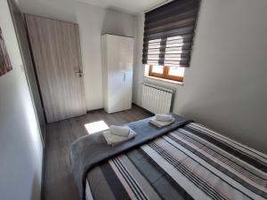 Ένα ή περισσότερα κρεβάτια σε δωμάτιο στο Apartman OBLAK Ravna gora