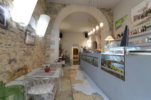 restauracja z ladą i stołami w pokoju w obiekcie Al Postale 17 w mieście Erice
