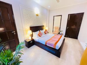 Postel nebo postele na pokoji v ubytování Abode Residency near USA Embassy Delhi Safdarjung Enclave New Delhi