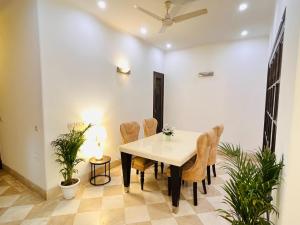 Posezení v ubytování Abode Residency near USA Embassy Delhi Safdarjung Enclave New Delhi