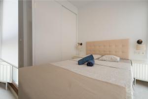 Un dormitorio con una gran cama blanca con dos almohadas. en YourSpain Apartment LM3B, en La Mata