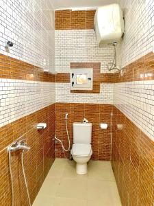 a bathroom with a toilet and a shower at Résidence La Case Nouakchott Mauritanie in Nouakchott