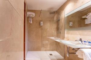 Koupelna v ubytování Hotel Doña Urraca + 37 fotografií