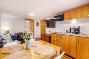 Kuchyň nebo kuchyňský kout v ubytování Apartments No.59 Loket