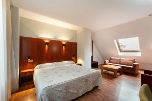 Postel nebo postele na pokoji v ubytování Hotel Doña Urraca