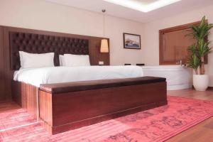 Кровать или кровати в номере Phellos Suites Boutique Hotel