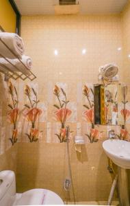 瓦拉纳西Shiv Rudraksh Resort, Near Assi Ghat的带淋浴、马桶和水槽的浴室