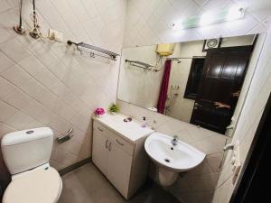 Koupelna v ubytování Abode Residency near USA Embassy Delhi Safdarjung Enclave New Delhi