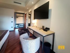 TV a/nebo společenská místnost v ubytování Hotel Michelangelo Palace & SPA