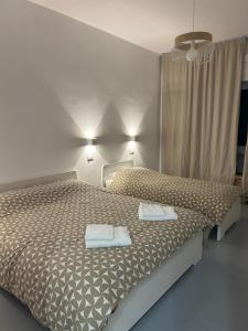 une chambre avec un lit avec deux serviettes dessus dans l'établissement Marchese di Montrone 126, à Bari