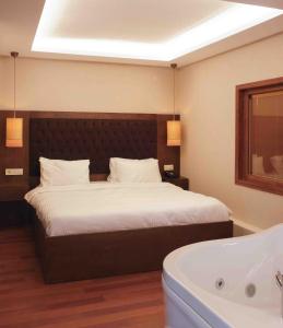 Кровать или кровати в номере Phellos Suites Boutique Hotel