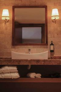 Ванная комната в Phellos Suites Boutique Hotel