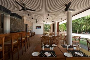 Restaurace v ubytování Le Relax Luxury Lodge