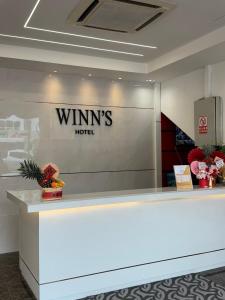 彭亨Winn's Hotel Bentong的酒店大堂墙上的获奖标志