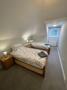 En eller flere senge i et værelse på Westbourne Alum Chine Loft apartment