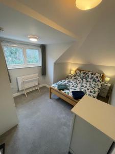 En eller flere senge i et værelse på Westbourne Alum Chine Loft apartment