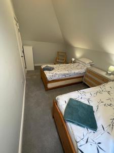 En eller flere senge i et værelse på Westbourne Alum Chine Loft apartment + 6 billeder