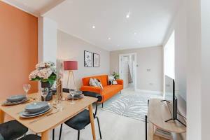 Ruang duduk di The Stylish Shamrock London Escape - Modern and Airy Apartment with Garden - Few minutes from tube