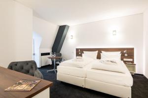 Postel nebo postele na pokoji v ubytování Schlosshotel Weilburg + 37 fotografií