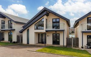 ein Bild eines Hauses in der Unterkunft Creek View - A Tranquil Waterside Retreat with a Touch of Luxury and Pontoon in Wootton Bridge