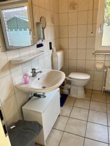 SögelにあるBliede RE05の洗面台とトイレ付きのバスルーム