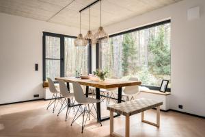 een eetkamer met een houten tafel en stoelen bij Waldvilla Haus Gustav am Ostseestrand in Lubmin