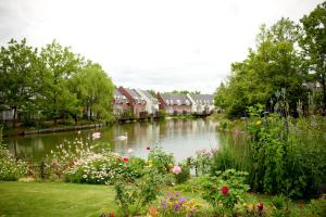 Blick auf einen Fluss mit Häusern und Blumen in der Unterkunft Forest Villa Huis Ten Bosch in Sasebo