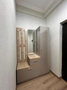 uma sala de vestir com dois espelhos e uma cómoda em Sumqayıt Bulvar em Sumqayıt mais 27 fotografias