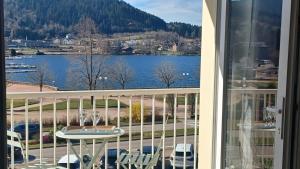 uitzicht op een meer vanaf een balkon bij La parenthèse du lac in Gérardmer +22 foto's