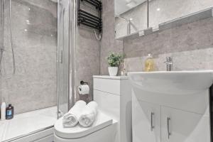 a bathroom with a shower and a toilet and a sink at 2 Bedroom flat for Corporate, workers, Relocation, West st in Buckinghamshire