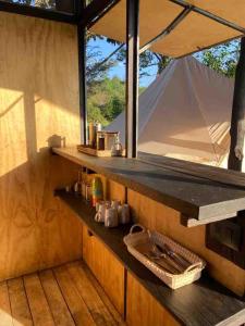 eine Küche in einem Zelt mit einer Theke darin in der Unterkunft Escápate a un bosque mágico Citlalapa in Xico