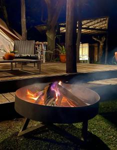 eine Feuerstelle in der Mitte einer Terrasse in der Unterkunft Escápate a un bosque mágico Citlalapa in Xico