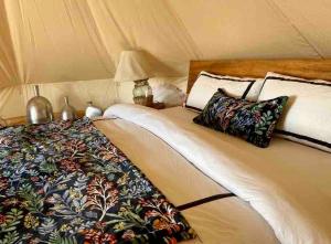 ein paar Betten in einem Zelt in der Unterkunft Escápate a un bosque mágico Citlalapa in Xico