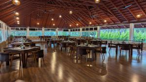 Restaurace v ubytování Coorg Orange Blossom Resort and Spa