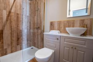 une salle de bain avec toilettes, lavabo et douche dans l'établissement Dunes Cottage, à Lowestoft 27 autres photos