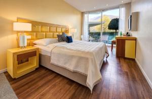 Postel nebo postele na pokoji v ubytování Eden Roc Marina Hotel + 16 fotografií