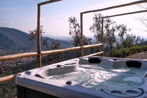 una vasca da bagno in cima a una montagna di Podere del Pari a Calci